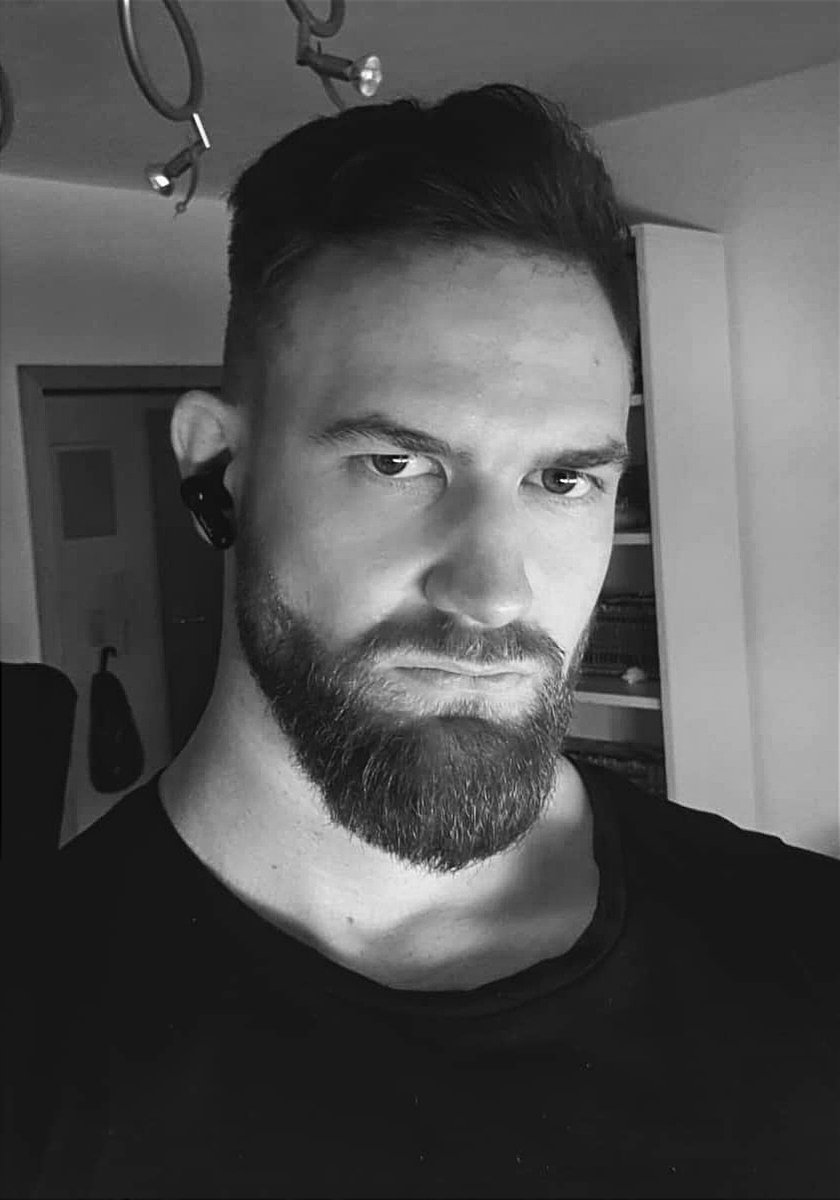 New hairdo, looking grumpy for no reason but a cooler photo 😅

#Beard #beardedmenarecool #menhairstyle #Handsome #handsomeHunk