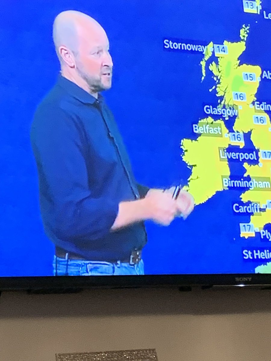 Is that a good image to the public <a href="/BBCNews/">BBC News (UK)</a> of the #weather man, telling us the forecast, dressed in Jeans, what has the #uk come to ?   I am just used to presenters like this, having more of a smart image.  #bbc #news #weather