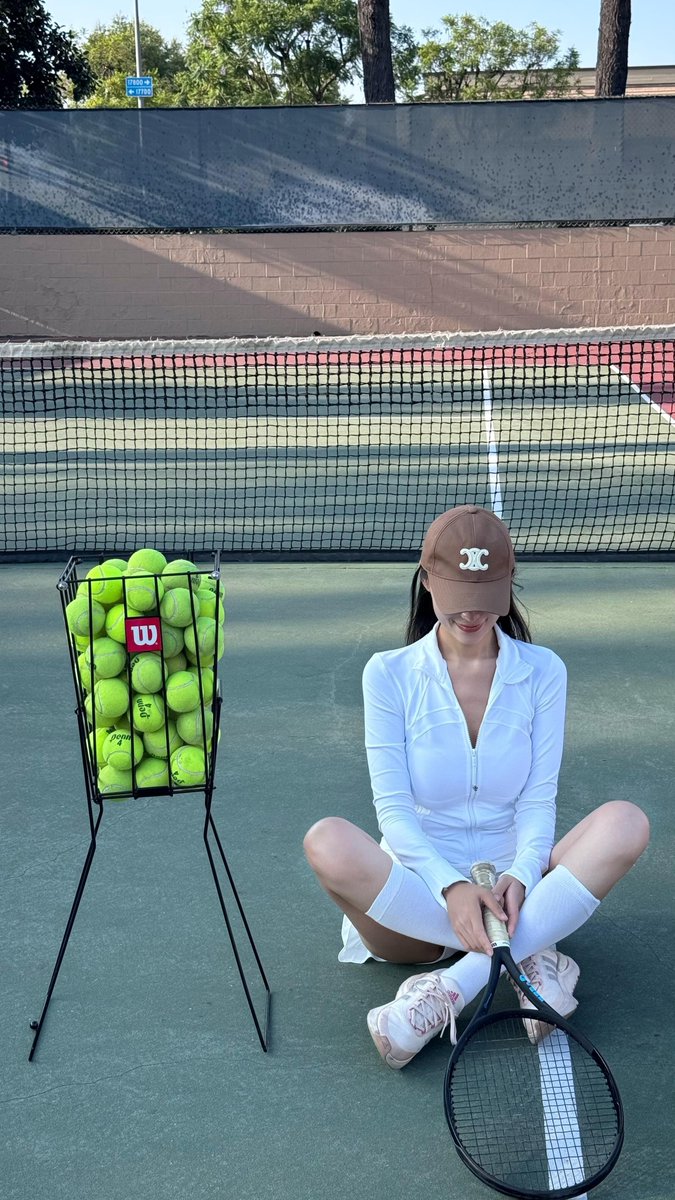 テニスって楽しいね！🎾✨ みんなで一緒にプレイしよう！  
今日もテニスの練習だよ〜🏃‍♀️💨 上達するかな？