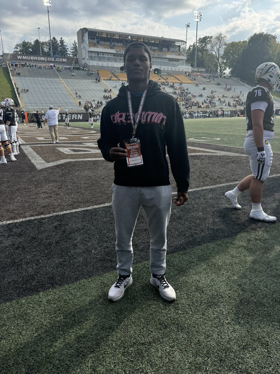 Thanks <a href="/WMU_Football/">Western Michigan Football</a>  for the game day visit great atmosphere hope to be back again soon @AaronPaschkeCFB <a href="/RBCoachPaige/">Coach Darren Paige</a> <a href="/CoachLT39/">Lance Taylor</a>