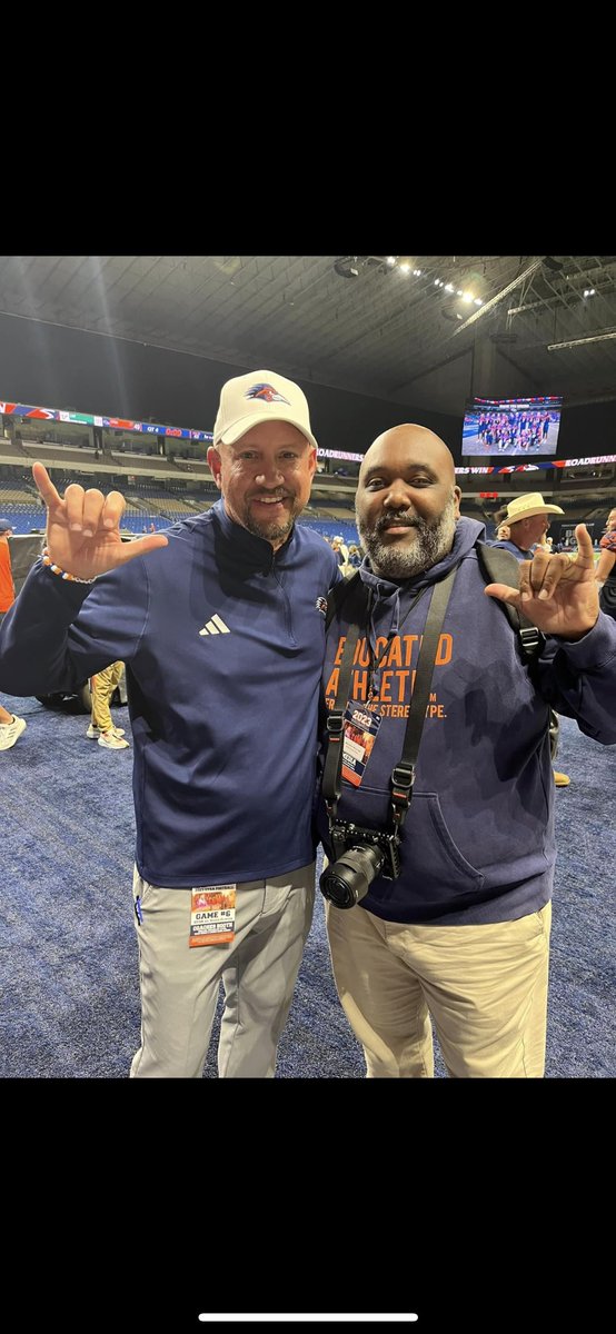 jinx0511's tweet photo. I just want to give a BIG shout out to Brandon @BDammone from Along the Wire.  Your passion is truly making a difference in not only the lives of SA HS players but others as well by helping their dreams come true. I am so proud of you 💚🏈 https://t.co/vN3mjCsAFs