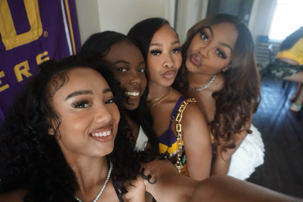 maddii_joness's tweet photo. LSU girls💜💛 https://t.co/7PrM08mQSj