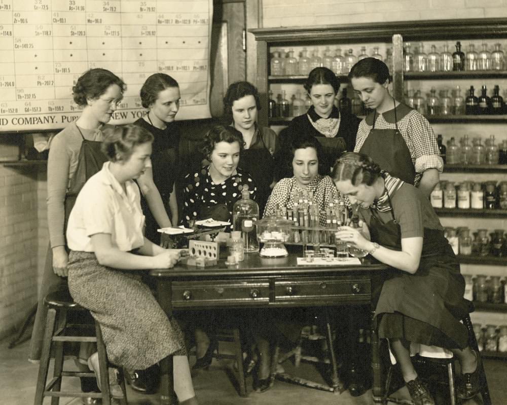 InformaCosmos's tweet photo. ASÍ SE VEÍA UN CLUB DE QUÍMICA EN 1937. 👩‍🔬✨

Fotografía de grupo que muestra a los miembros del club de química en Wilson College en Chambersburg, Pensilvania 1937. https://t.co/ZPAzFnjlQg