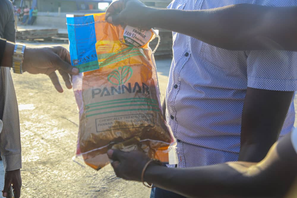 Jimbere (@magazinejimbere) on Twitter photo 🌽 400 tonnes de semences de maïs de type PANAR 53 ont été livrées au port de #Bujumbura en provenance de #Zambie, dans l'après-midi de ce 13 octobre 2024
👤 Le Ministre Prosper Dodiko (<a href="/BMineagrie/">BURUNDI/MINEAGRIE</a>) a informé qu'il s'agissait de la deuxième partie, car la première, composée de 🌽 400 tonnes de semences de maïs de type PANAR 53 ont été livrées au port de #Bujumbura en provenance de #Zambie, dans l'après-midi de ce 13 octobre 2024
👤 Le Ministre Prosper Dodiko (<a href="/BMineagrie/">BURUNDI/MINEAGRIE</a>) a informé qu'il s'agissait de la deuxième partie, car la première, composée de