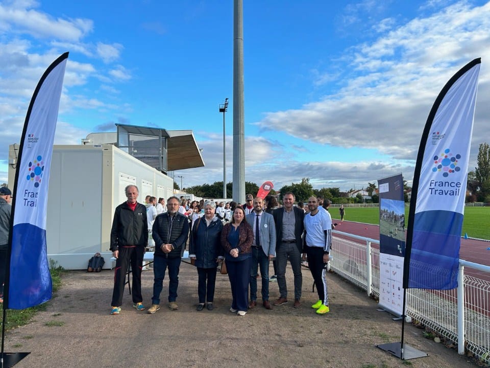 [#Emploi]

Pascale Rodrigo, sous-préfète de Riom était présente aux côtés de <a href="/FTravail_ARA/">France Travail Auvergne-Rhône-Alpes</a> en lien avec la Mission Locale dans le cadre d'une journée "Du Stade vers l'Emploi" au stade Émile Pons de Riom :

✅️ recruteurs et personnes en recherche d'emploi se rencontrent en