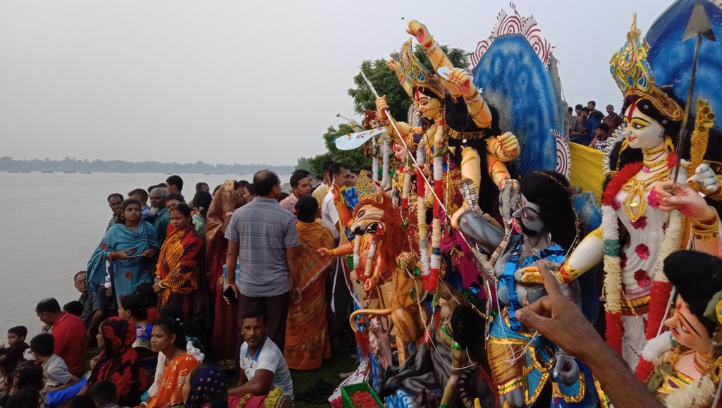 ইছামতিতে বাংলাদেশ-ভারতের নিজ নিজ সীমানায় প্রতিমা বিসর্জন
