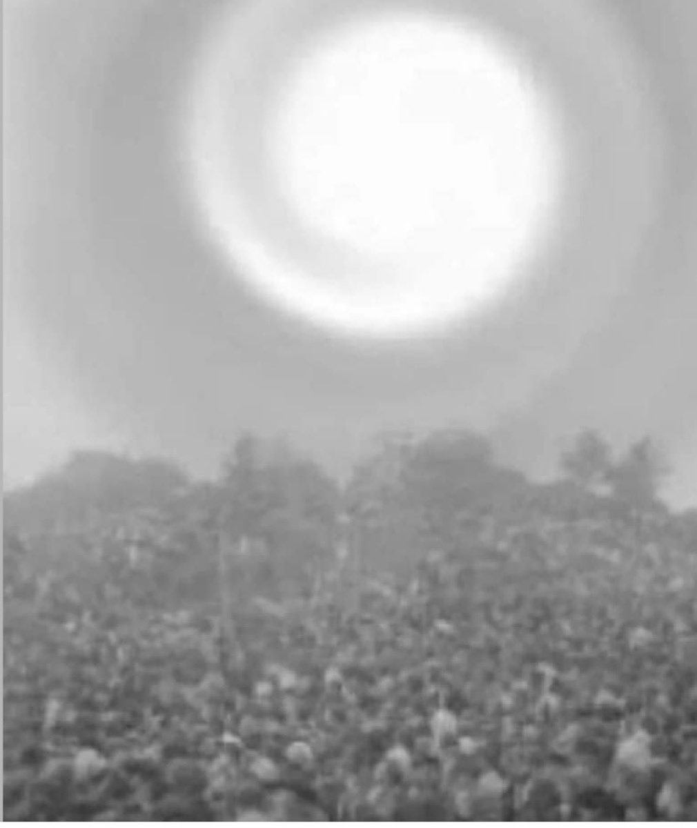 realCarola2Hope's tweet photo. Alrededor de 70,000 personas, tanto creyentes como no creyentes presenciaron "El milagro del sol" el 13 de octubre de 1917, durante la última aparición de la Virgen de Fátima en Cova da Iria, Portugal.

Esta foto fue tomada esa día. 

Virgen de Fátima, ruega por nosotros. https://t.co/PpxuBKxSyo