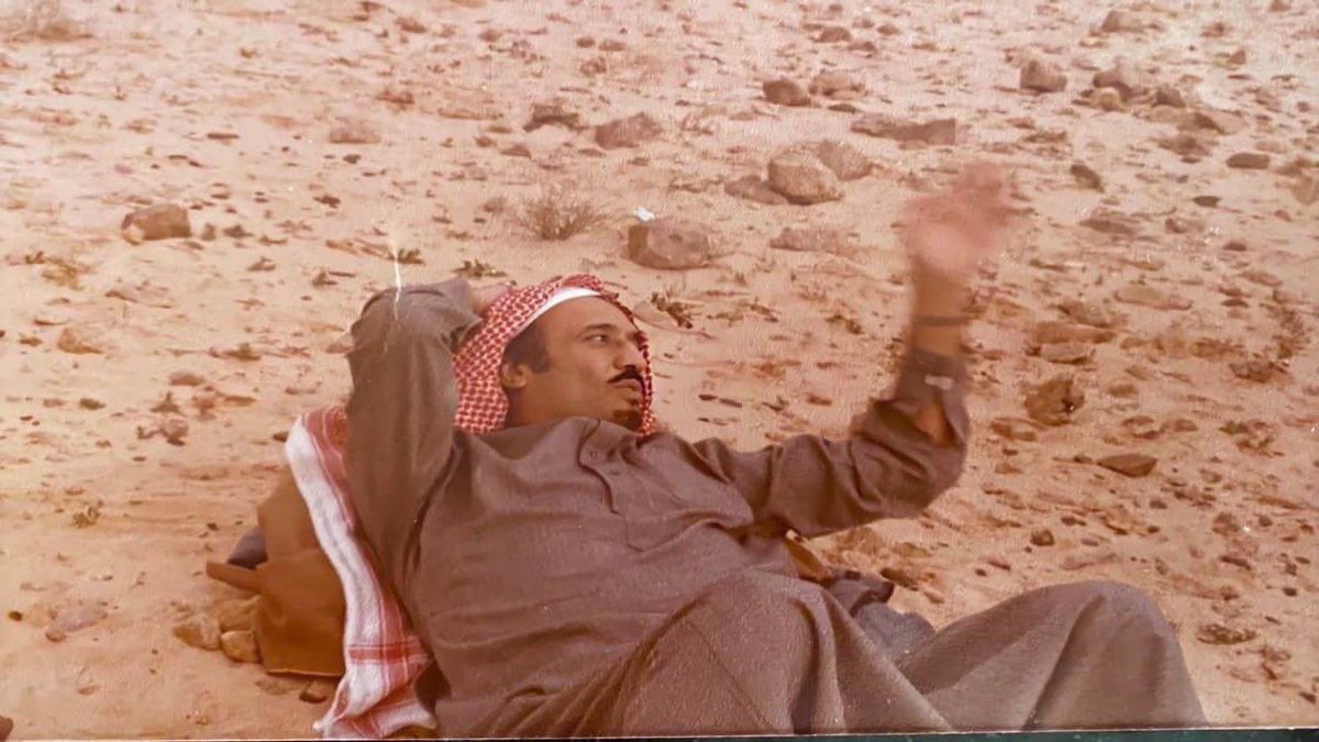 🇸🇦

#خادم_الحرمين_الشريفين 
#الملك_سلمان_بن_عبدالعزيز

وهو يضطجع على الأرض اليابسة بعد أن وضع عباءته كمخدة أسند عليها رأسه
يالها من صورة عفويّة بسيطة 
في مُنتهى التواضع

لن تجد على مدى التاريخ ملك من ملوك الأرض فعل هذا 
غير الملك سلمان

#محمد_بن_سلمان‌ #المتوكل_على_الله 

 🇸🇦