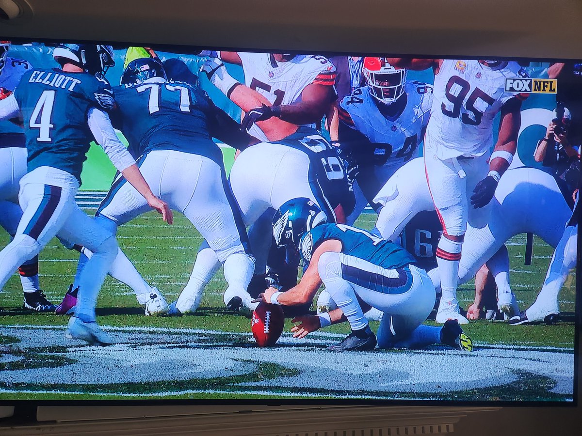 PhillyEaglesJR's tweet image. Bro... Saquan runs out just short of the 1st down no gain.  They line up, then call a TO lol... then they get sacked on 3rd &amp;amp; 1 pushing an easy FG attempt into a 57 yard try..  that ends up getting BLOCKED and returned by X Eagle McLeod.  Laces were IN!!! #Eagles #Brows