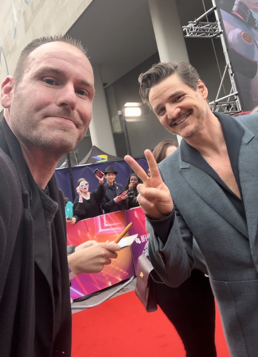 This Is The Way to end a Fantastic week with The Mandalorian and Mr Fantastic himself Pedro Pascal ! 🙌🏻 💚

Pedro is officially the king of franchises! #Pedropascal #TheMandalorian #StarWars #Marvel #FantasticFour #MCU #Avengers #GameOfThrones #TheLastOfUS