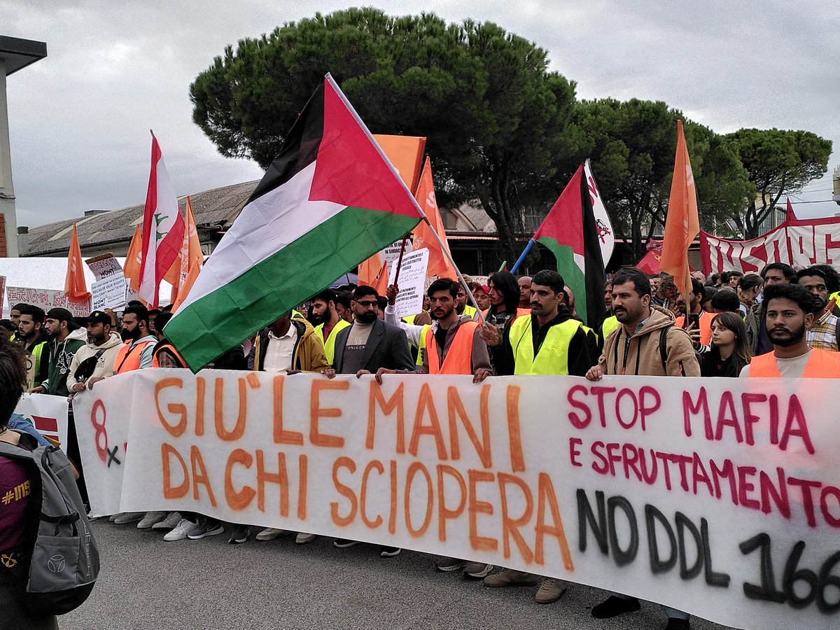 FI_Possibile's tweet image. Oggi a #Seano con tante rappresentanze sindacali e politiche per manifestare solidarietà ai lavoratori e lavoratrici in lotta. 
La #dignità dei #lavoratori e #lavoratrici innanzi tutto: era giusto esserci ed anche #Possibile era presente con una propria rappresentanza.