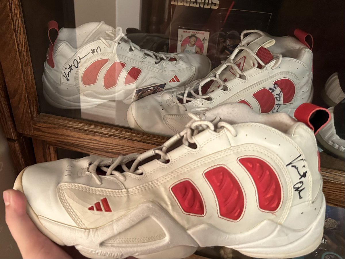 Rosenbloom's tweet photo. @DB_Blazer4Life I’ve got his shoes! @askewhoops https://t.co/jJfSXassrX