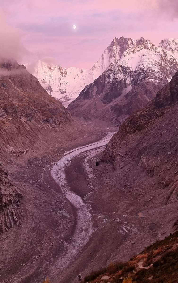 subfossilguy's tweet photo. Moonlight over Jorasses and Mer de Glace tonight!  🌛

When it finally cleared up! 😍 https://t.co/9WS1oeRGeC