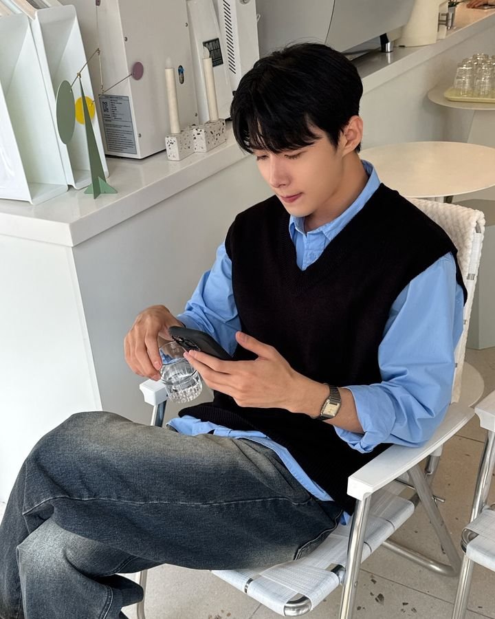 bluerosee99's tweet photo. [ENG] 241013 Seo Jihoon (jihux) IG Update

Nyam🥖
• • • • • •
냠 🥖

#SeoJihoon #서지훈 https://t.co/fhojC2eoQo