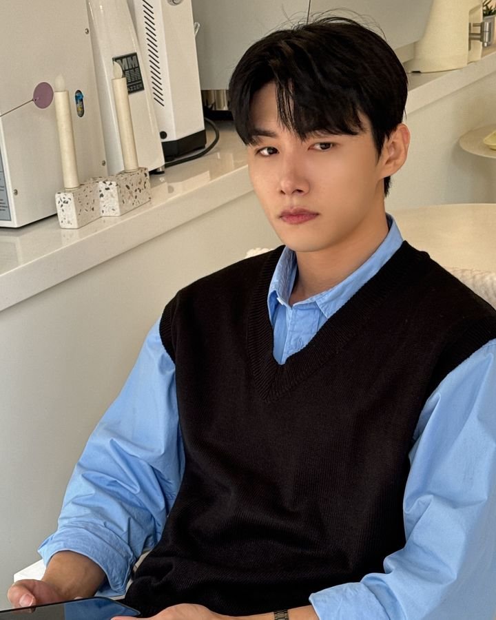 bluerosee99's tweet photo. [ENG] 241013 Seo Jihoon (jihux) IG Update

Nyam🥖
• • • • • •
냠 🥖

#SeoJihoon #서지훈 https://t.co/fhojC2eoQo