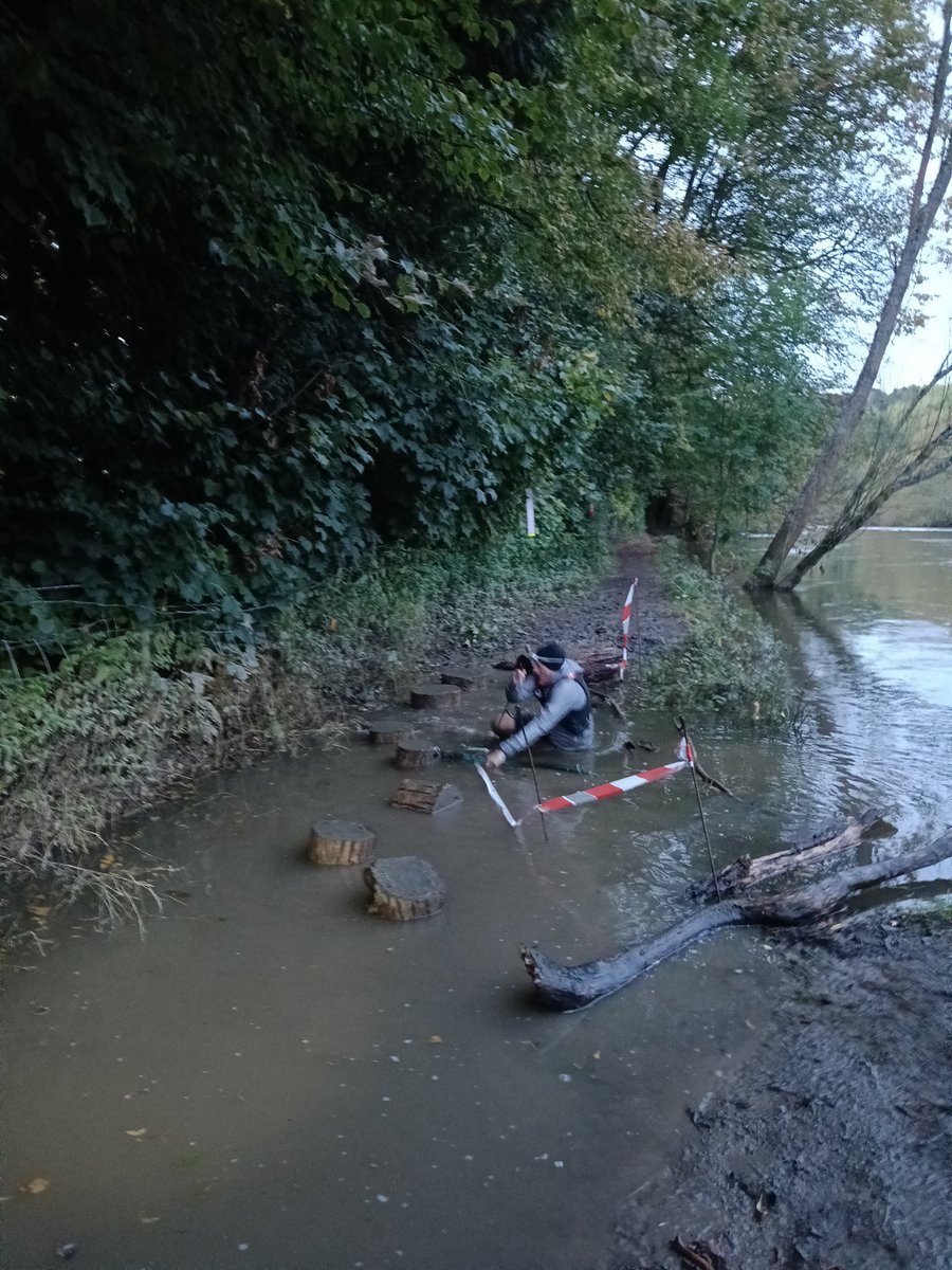 Nightshirt pacemonkey duties again last night. Slam competed ✅ ... however an unplanned dip into the Thames at mile 99 almost scuppered things! Thank goodness I was there to document it 📸🤣