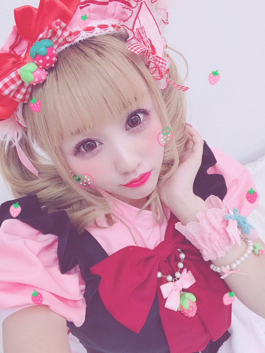 まゆみさんからお誘い頂いて少しながら参加させていただいてました( ◜︎◡︎◝︎ )
大好きなぴんく×黒×赤の制服💗🖤❤️
ラビリント店でオムライスやパフェ作ってたのもいい思い出💘