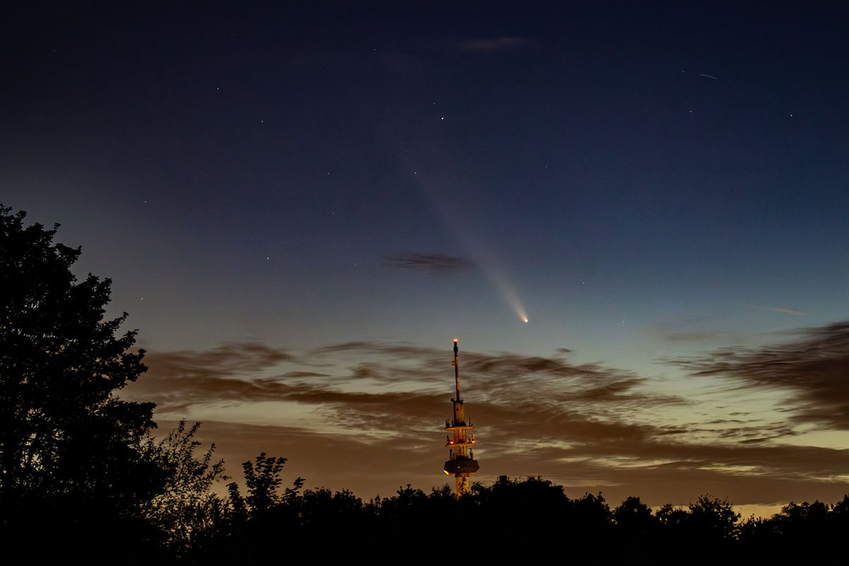 Komet C/2023 A3 Tsuchinshan-ATLAS in einer größeren Wolkenlücke vor ca. einer Stunde über #Bochum 
Die Fotos entstanden im Abstand von rund 15 Minuten.
<a href="/PlanetariumBO/">Planetarium Bochum</a> <a href="/NicosPanoptikum/">Weltraum-Nerd</a>