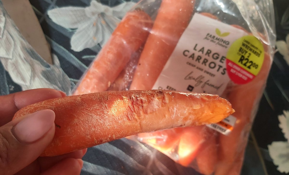SenzeniMachogo's tweet photo. I love @WOOLWORTHS_SA veggies, they last longer than other places. Or I thought so. Kodwa on Friday, I opened a bag I bought the previous Friday to find them rotting.  Kante kwenzaka ntoni? Ngoba I love carrots, I bought others today 🤦🏾‍♀️ https://t.co/EZmXqP5gBW