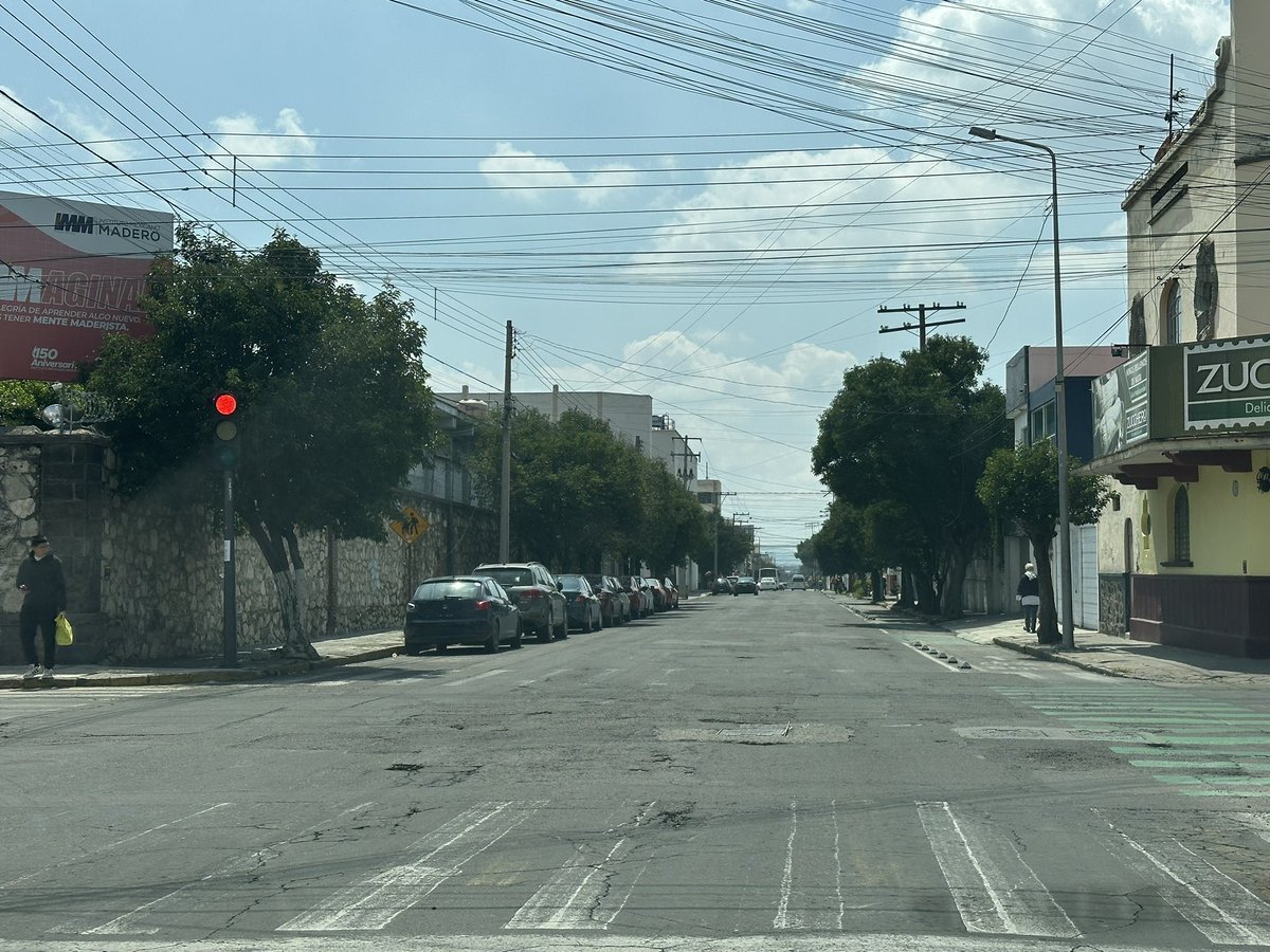 Así la calle 7 sur, me cansé de contar los baches. Duda millonaria, ¿esta calle no entró en las mil o es de las que contaron cómo bacheada pero pasaron a ciegas? 
<a href="/adandominguez/">Adán Domínguez Sánchez</a> <a href="/eduardorivera01/">Eduardo Rivera Pérez</a>