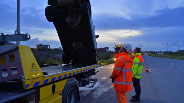 Auto op zijn kop in de sloot bij Schiphol-Rijk
