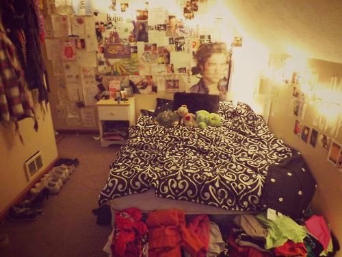 funfoodpolls's tweet image. you wake up…. AND ITS THE 2010s! AHHHHHHH At least your bedroom is cute? Which do you choose 🙊