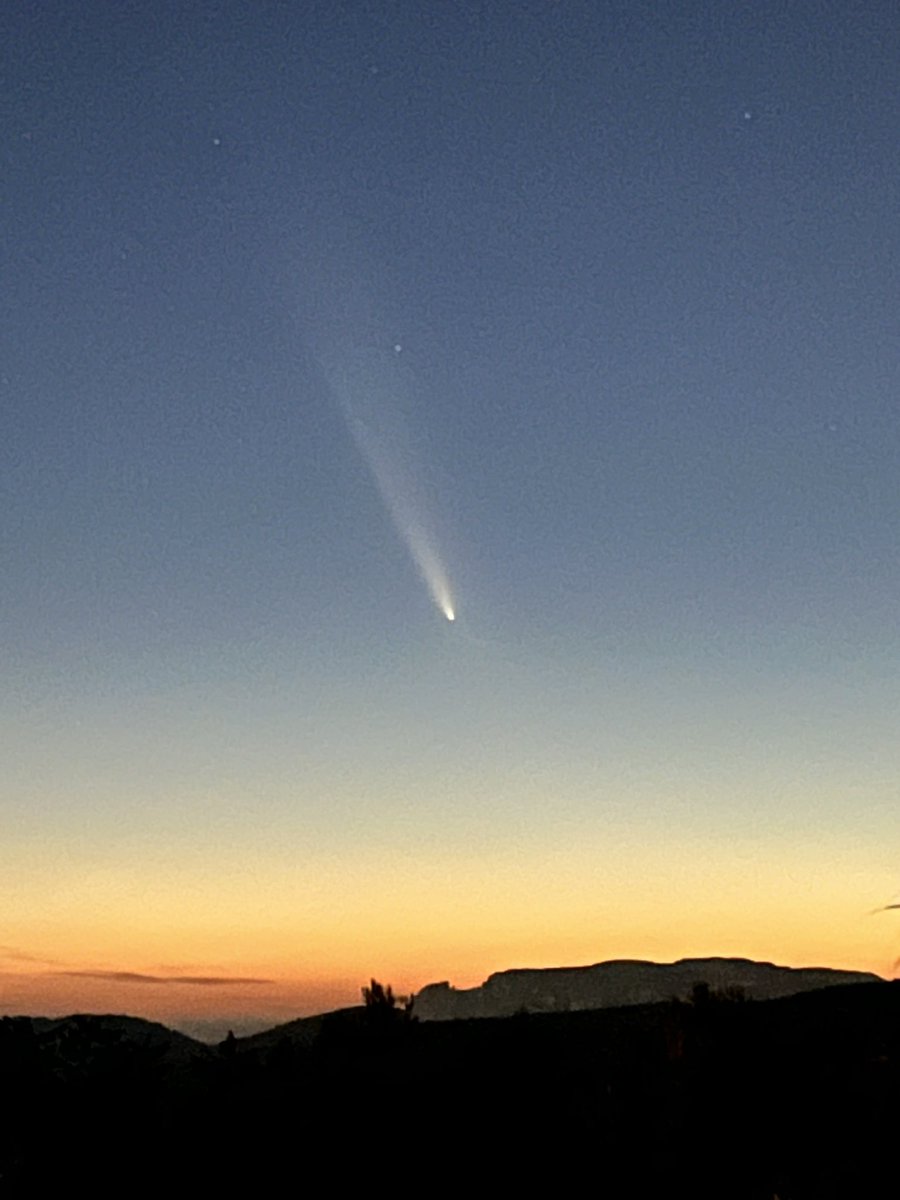 loupiottte's tweet photo. La comète au dessus des collines de la Ciotat https://t.co/kHqNRCZIZs