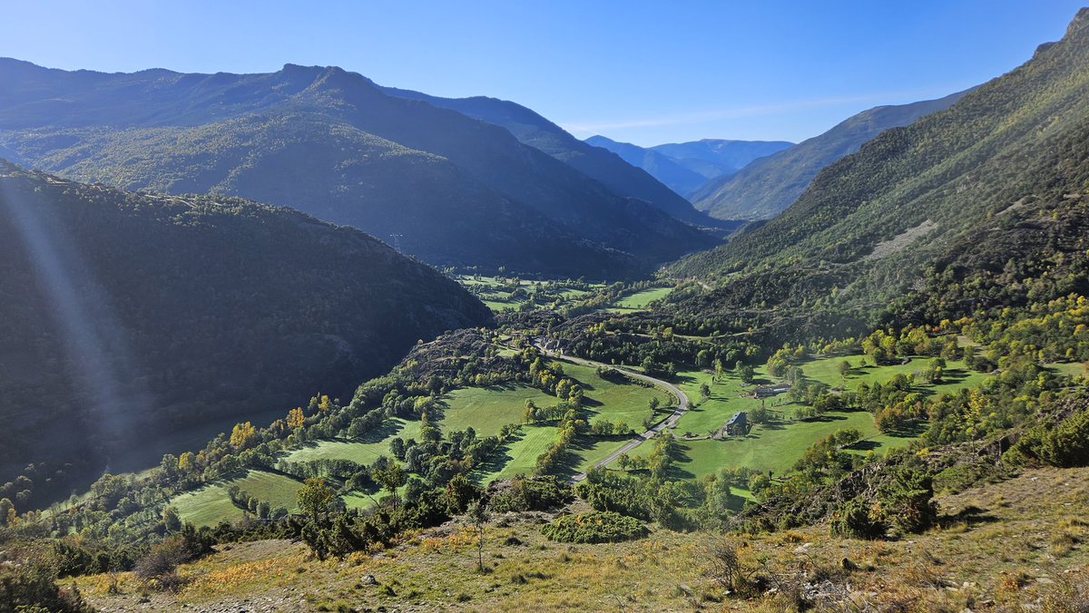 pnaltpirineu's tweet image. Felicitats @marxacardos per la magnífica organització de la XII Marxa de les Valls de Cardós! 🎉 Des del #PNAltPirineu, orgullosos d’haver col·laborat en l'adequació dels camins senyalitzats i en el taller de menjadores d'ocells. 🐦 
Gràcies a tots! 🌄 
#VallsdeCardós #Senderisme