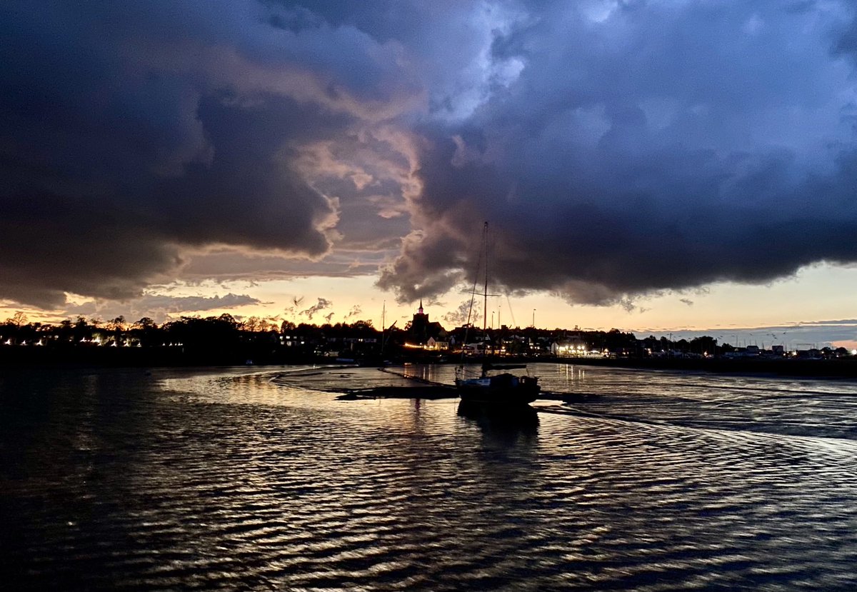 Amazing light as we returned to Maldon yesterday evening on board the Thames barge Thistle ⁦<a href="/SwallowBirding/">Swallow Birding & Wildlife</a>⁩
