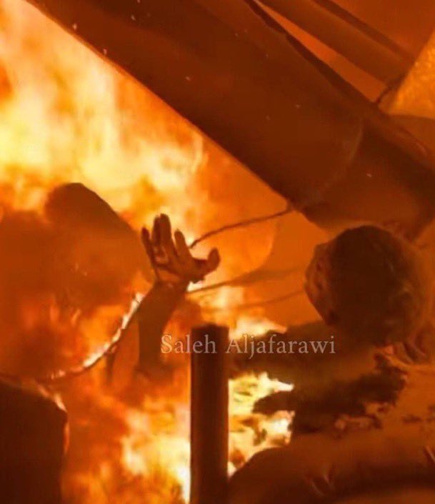 GRAPHIC CONTENT ⚠️ 

Israel burned Palestinians alive inside their tents in Al-Aqsa Hospital, central Gaza.