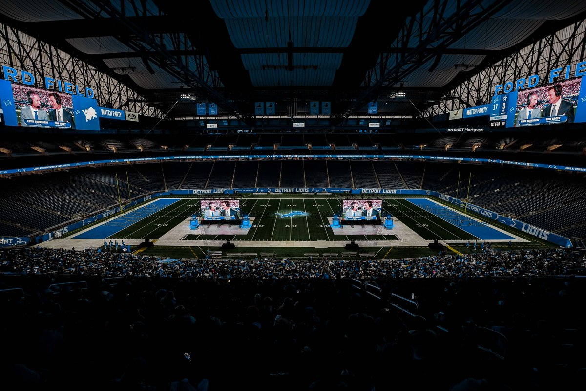fordfield's tweet photo. Thank you to the more than 8,500 fans who joined us for the @Lions vs. Cowboys Watch Party tonight! https://t.co/klvzhVuqdR