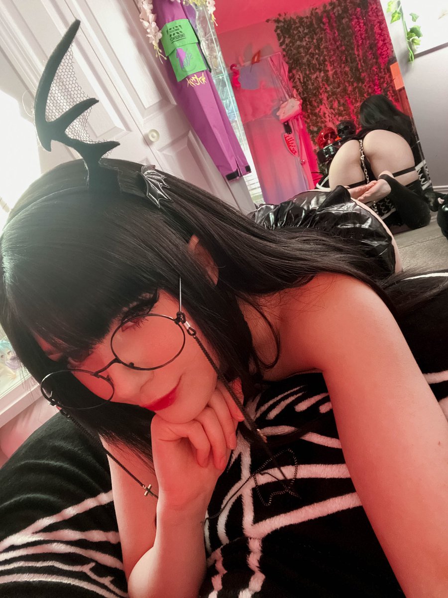 Succubi season :3 https://t.co/k5l0CnUhpE