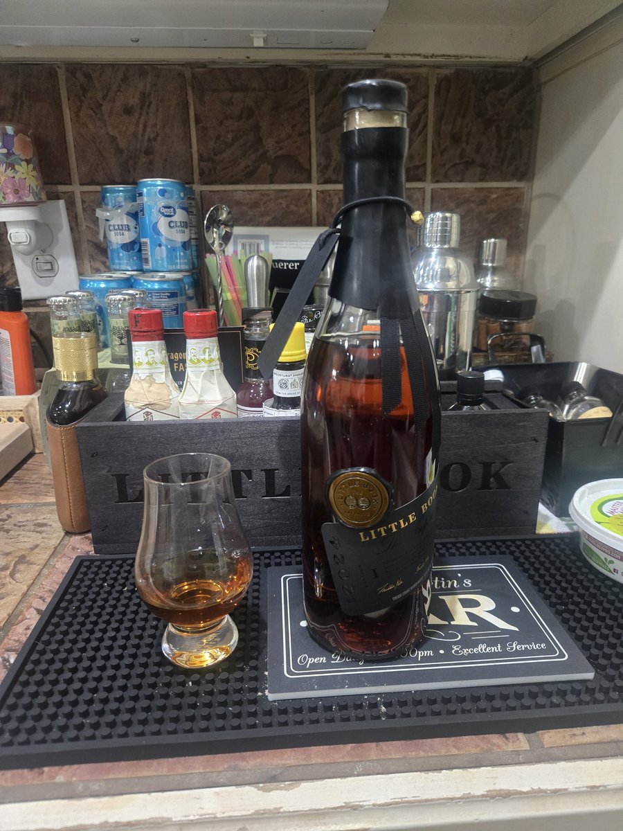WhiskeyOnX's tweet photo. Fresh crack of #littlebook and a great fire @beamdistilling #sunday #firepits #whiskey https://t.co/HRVL9V1EkN