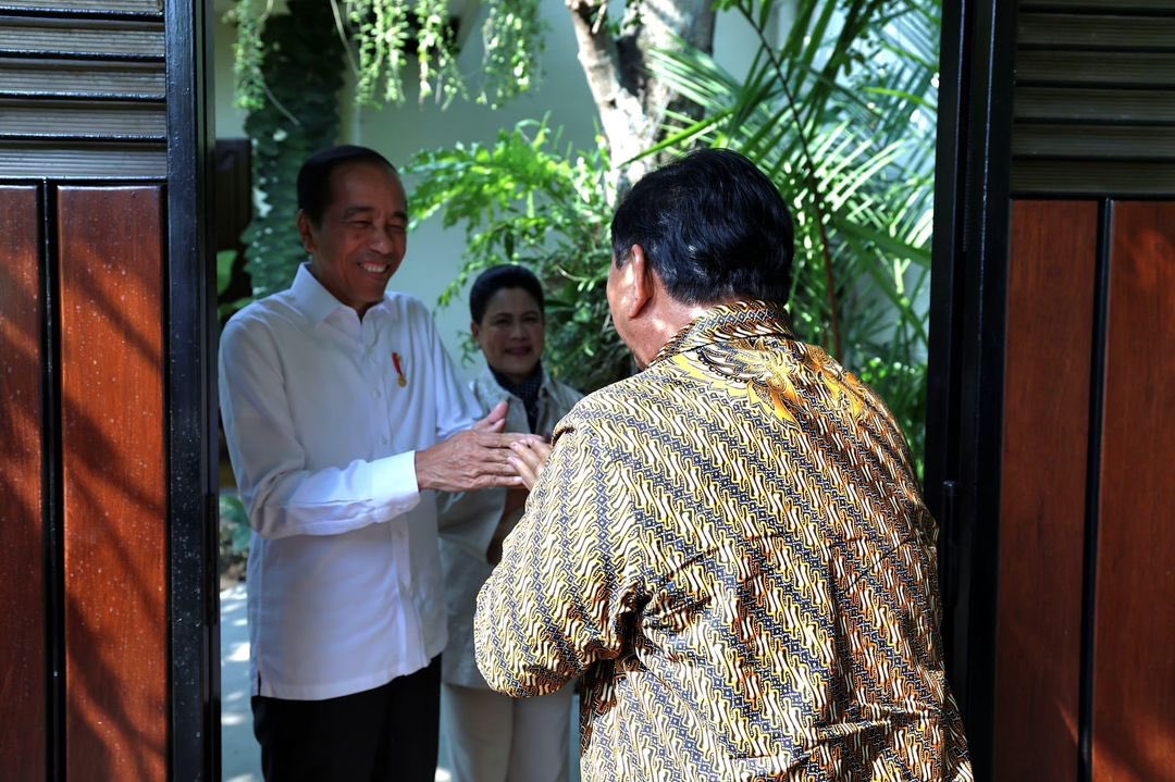 prabowo's tweet image. Bersilaturahmi ke kediaman Presiden @jokowi di Solo. Kami bincang-bincang ringan, menikmati santap siang penuh keakraban.