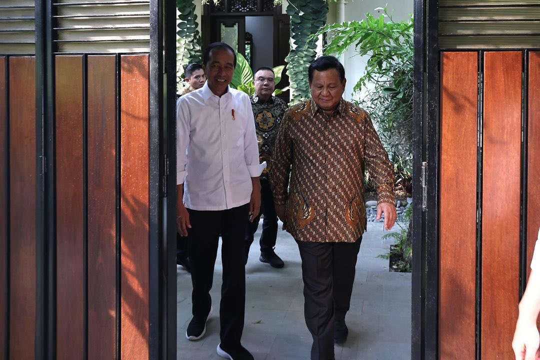 prabowo's tweet image. Bersilaturahmi ke kediaman Presiden @jokowi di Solo. Kami bincang-bincang ringan, menikmati santap siang penuh keakraban.