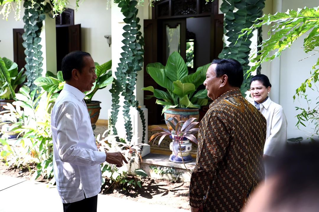 prabowo's tweet image. Bersilaturahmi ke kediaman Presiden @jokowi di Solo. Kami bincang-bincang ringan, menikmati santap siang penuh keakraban.