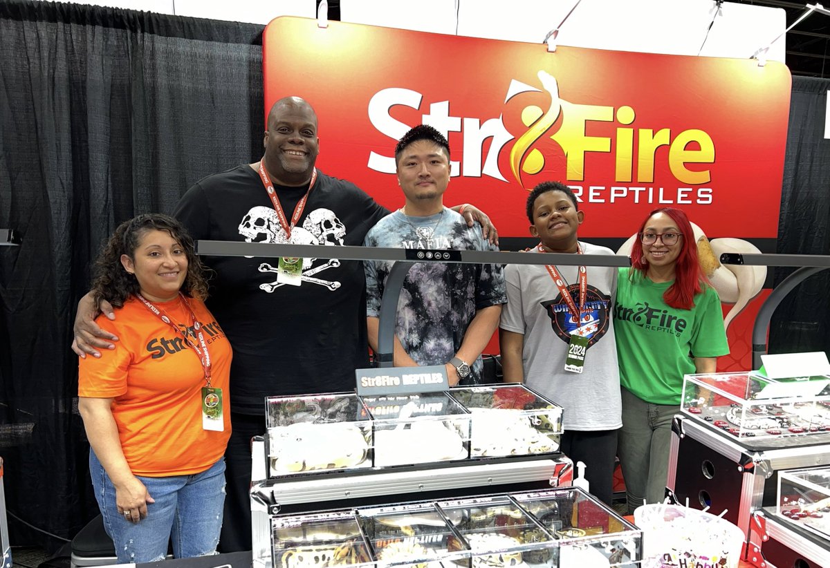 06shockwave's tweet photo. 一度生体を生で見たいと思っていたStr8Fireです。
ブース着いた瞬間にラヴァンスがEUツアーの動画見たぞって話しかけてくれて、今度ファシリティ見せて欲しいと言ったら快諾してくれました!
#NARBC
#ボールパイソン https://t.co/r8esQpDIkt