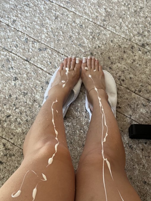 2 pic. Good morning from Osaka 🩷 gotta stay lotioned up always ;) https://t.co/wxQL9HAW7r