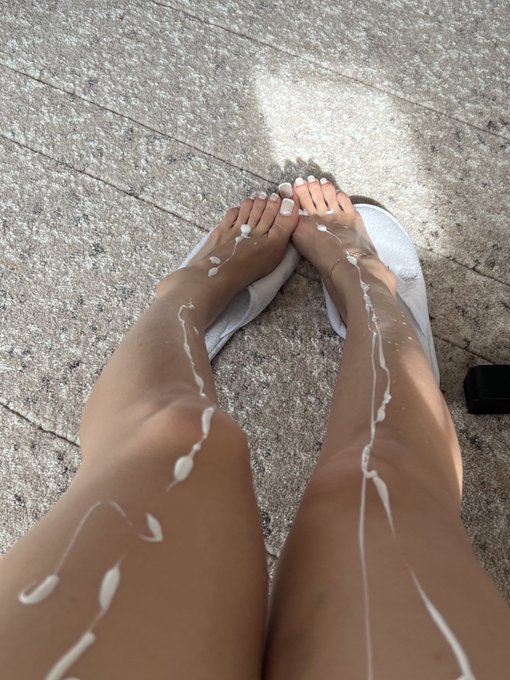 1 pic. Good morning from Osaka 🩷 gotta stay lotioned up always ;) https://t.co/wxQL9HAW7r