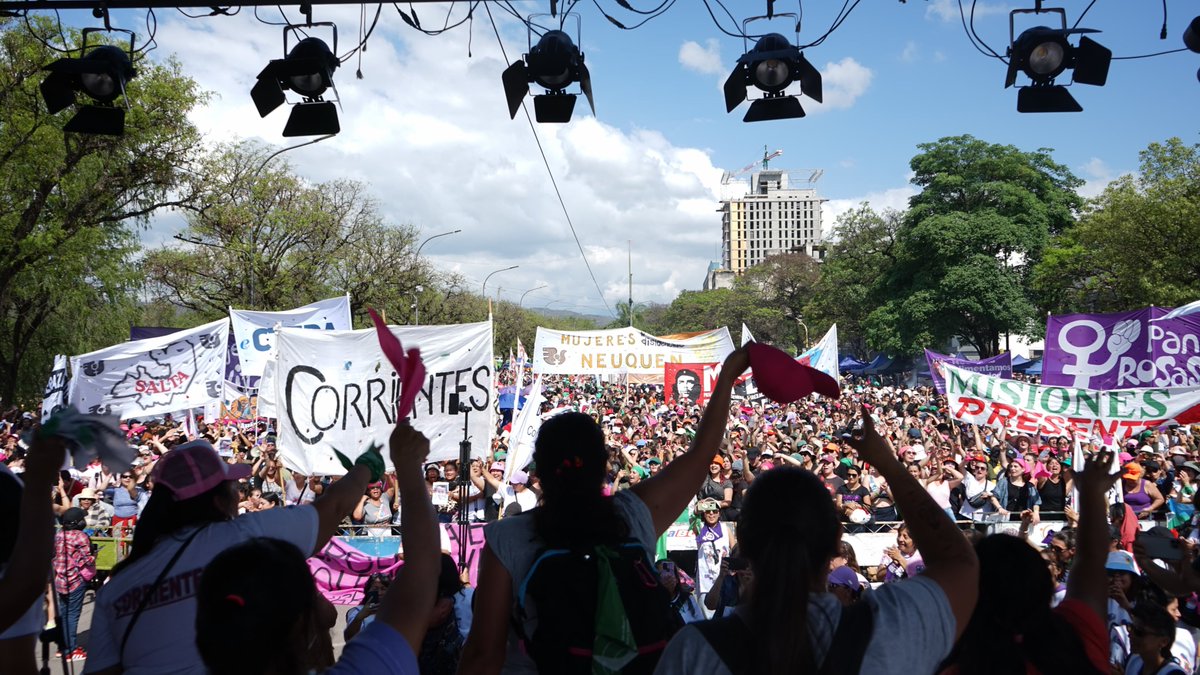 fmlatribu's tweet image. #LaTribuNoticias 🔴37º Encuentro Plurinacional en San Salvador de Jujuy | “Arriba la wiphala, abajo la reforma” ✊Cobertura de FM LA TRIBU de las voces que se hicieron sentir en el norte, en un nuevo abrazo transfeminista. 

👉Nota completa: fmlatribu.com/noticias/37o-e…