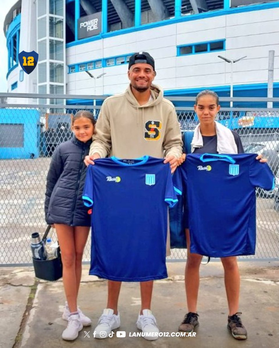 Sorprendió a todos: Chiquito Romero volvió a Racing Chiquito Romero volvió a Racing y posó con una remera del club.