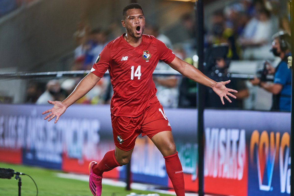 Un delantero de la Selección de Panamá debe ser contundente. Punto. No me importa cómo se llame o dónde milite actualmente. 

Llámese José Fajardo o Eduardo Guerrero, tiene que ser efectivo y constante de cara al marco. El gol es la carta de presentación de un ariete. 

No me