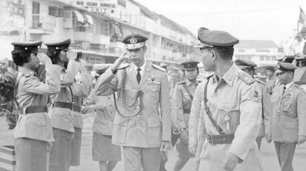 Hoegeng, Polisi Bersih dan Jujur

Hari ini dalam sejarah, 14 Oktober 1921 Hoegeng Iman Santoso lahir di Pekalongan, Jawa Tengah. Ia dikenal sebagai polisi yang bersih dan jujur. Hidupnya sederhana. Ia mengawali karier sebagai polisi pada masa revolusi kemerdekaan; sempat menjadi