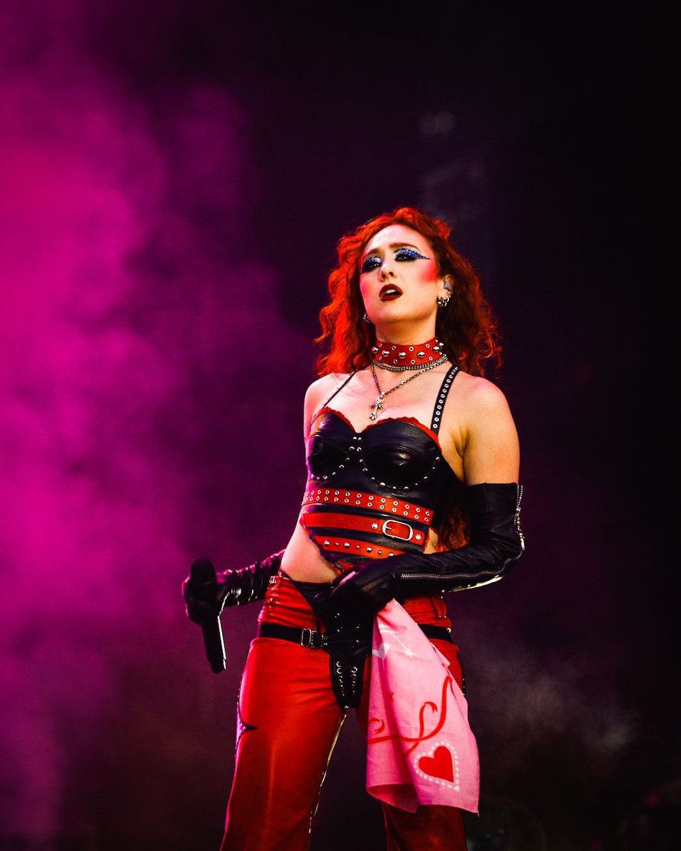 jessinomenon's tweet photo. I WILL NEVER SHUT UP ABOUT CHAPPELL WEARING A STRAP ON STAGE https://t.co/RjtvltA7mN