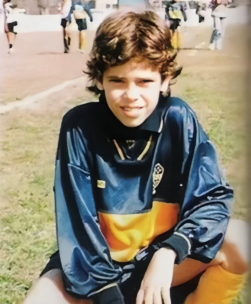 la12tuittera's tweet photo. “VUELVO A CASA” 💙💛💙5️⃣

Las primeras palabras de Fernando Gago al pisar suelo argentino. https://t.co/XH9yCiavIe