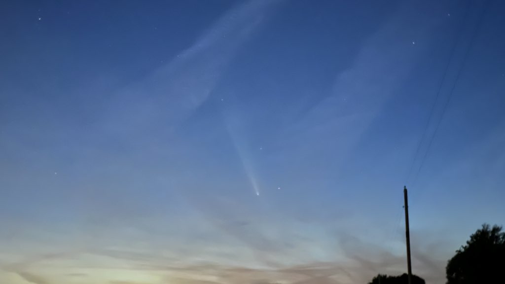 _BarbHall's tweet image. Comet Tsuchinshan-ATLAS made its appearance this evening. It’s absolutely stunning! #Indiana #Comet