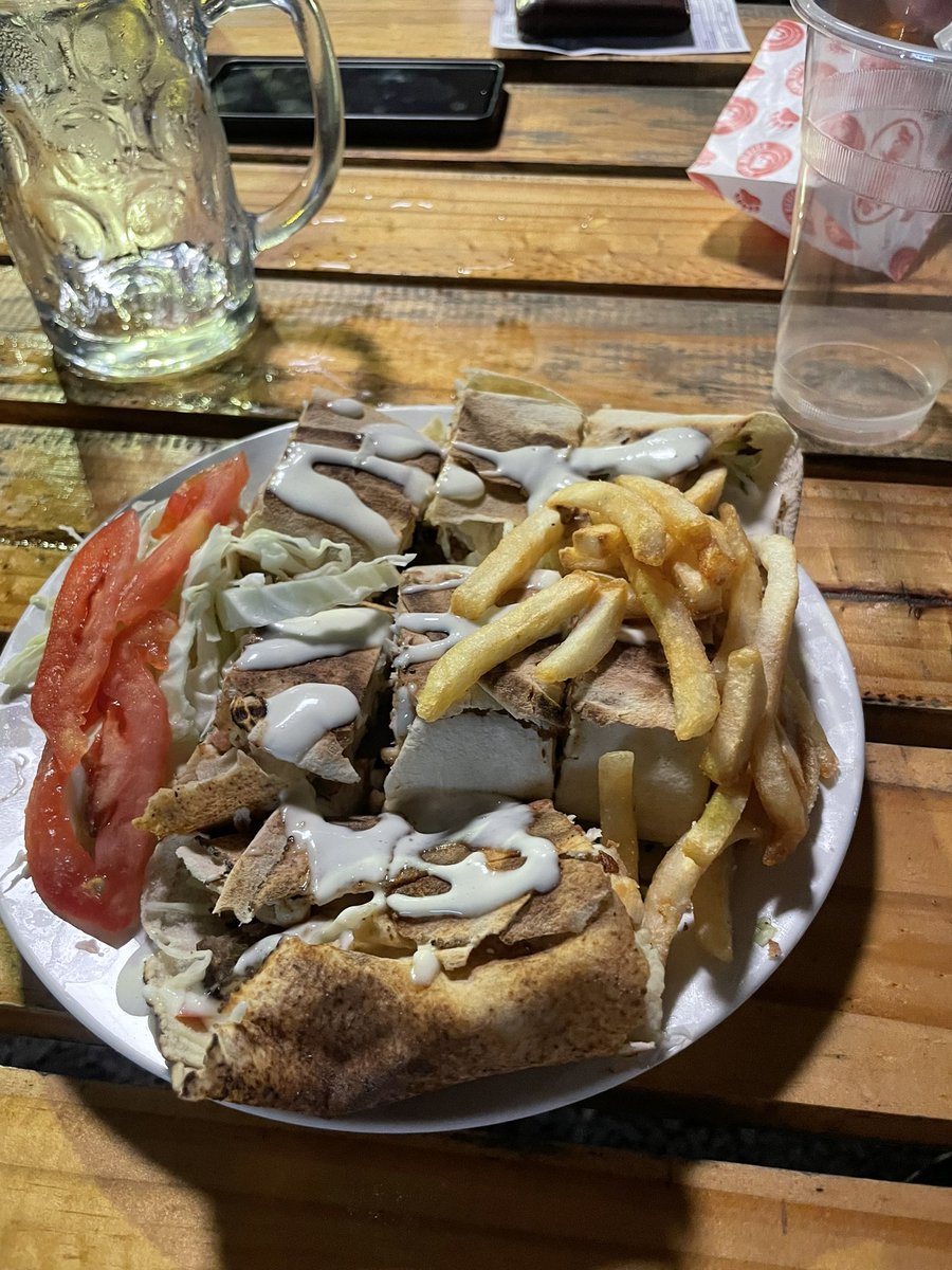 Vine a cenar a “Jazmín Al Shak”. Y pedí esta tabla p/2 personas de lomi árabe con ensalada y papas fritas en teoría. Pero me sirvieron esto, un plato con lomito si ok pero con 1 rodaja y media de tomate y 3 papas fritas. Comparar porfa la foto con lo que me llegó 😂 terrible