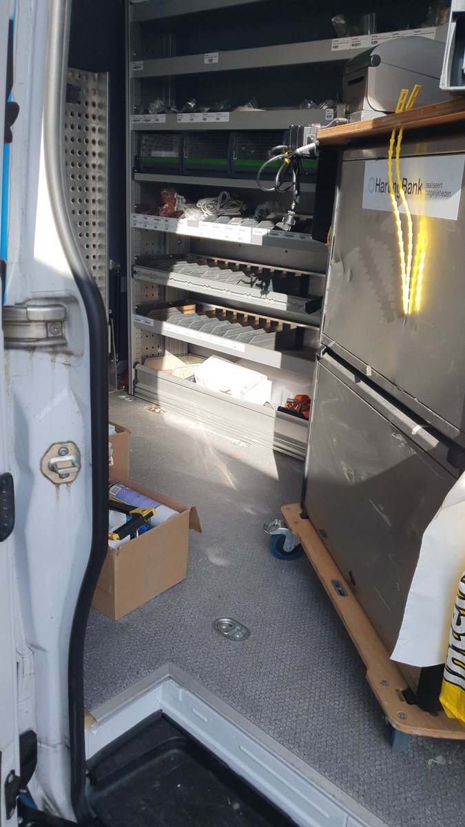 Fot van de bus tijdens het onhuizen. Morgen gaat ie mee, na de weekstart, naar een nieuwe klant waar ik helemaal zelfstandig mag gaan opstarten.