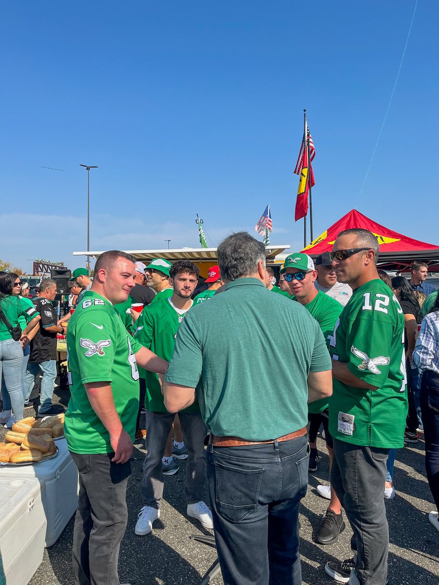 DaveMcCormickPA's tweet image. Fun tailgate in Philly today 🏈

Excited to watch the Steelers throttle the Raiders!