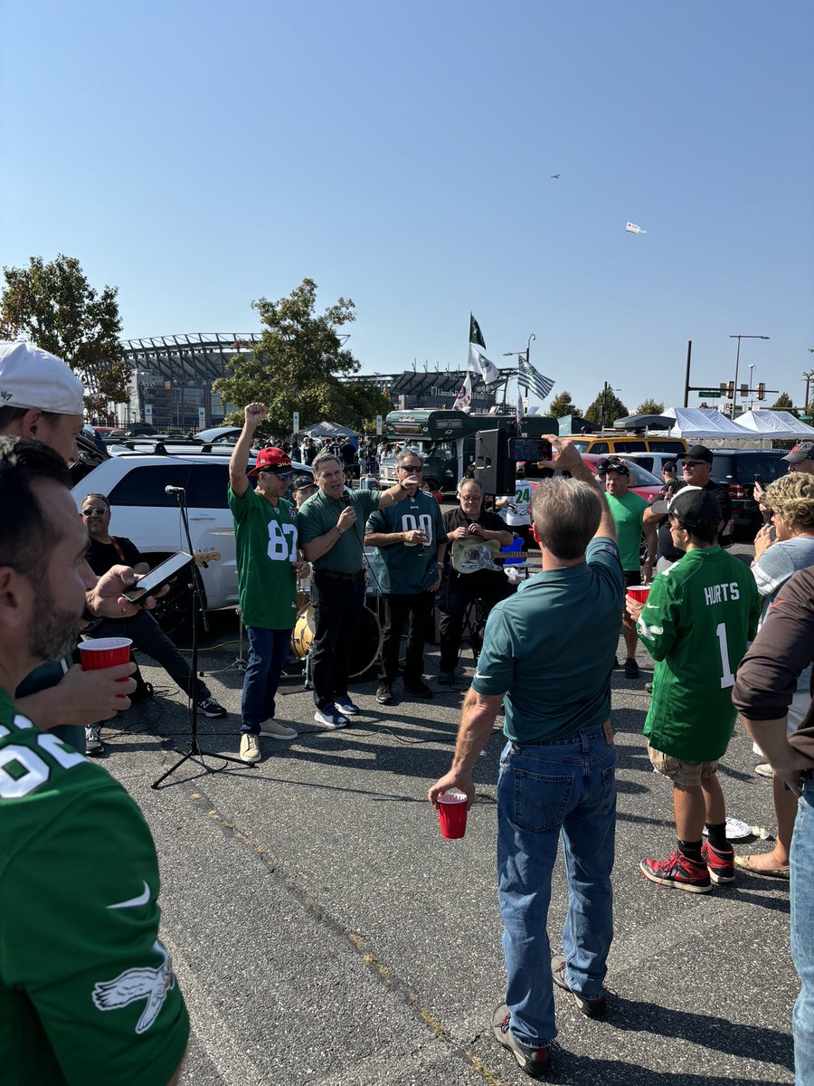 DaveMcCormickPA's tweet image. Fun tailgate in Philly today 🏈

Excited to watch the Steelers throttle the Raiders!